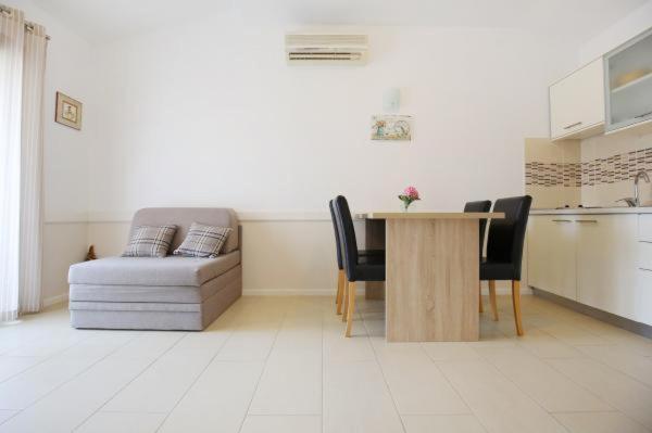 Apartments Lena ซูโกชัน ภายนอก รูปภาพ