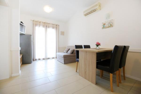 Apartments Lena ซูโกชัน ภายนอก รูปภาพ