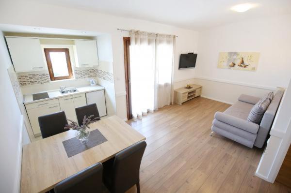 Apartments Lena ซูโกชัน ภายนอก รูปภาพ