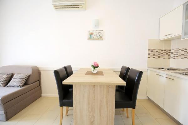 Apartments Lena ซูโกชัน ภายนอก รูปภาพ