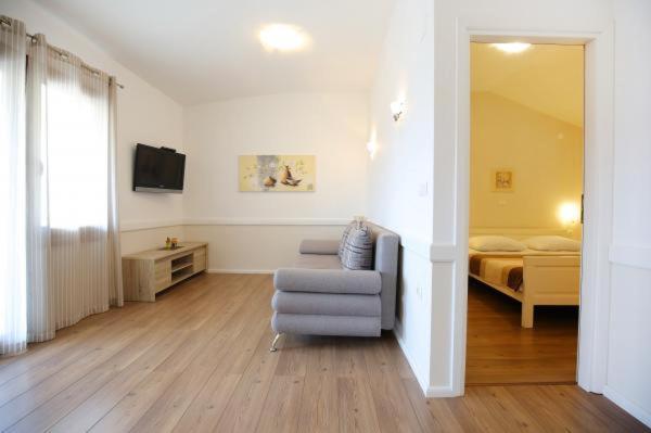 Apartments Lena ซูโกชัน ภายนอก รูปภาพ