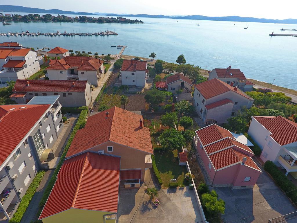 Apartments Lena ซูโกชัน ภายนอก รูปภาพ